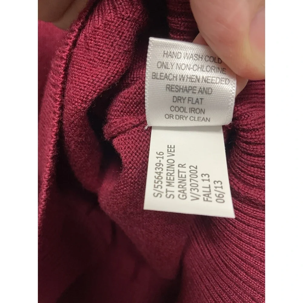 Banana Republic Sweater Men's Large Burgundy Long Sleeve V-Neck Extra Fine Wool‎